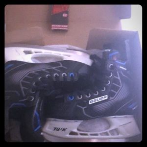 BAUER NEXUS HOCKEY SKATES SZ 3.5